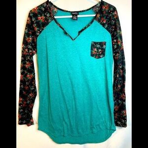 🌿Rue 21 YTH floral long sleeved turquoise pullover T-shirt in size XL. W-09